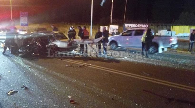 Σοκαριστικό τροχαίο στη Λαμία: Δύο νεκροί, «σμπαράλια» αυτοκίνητο και μηχανή (εικόνες, βίντεο)